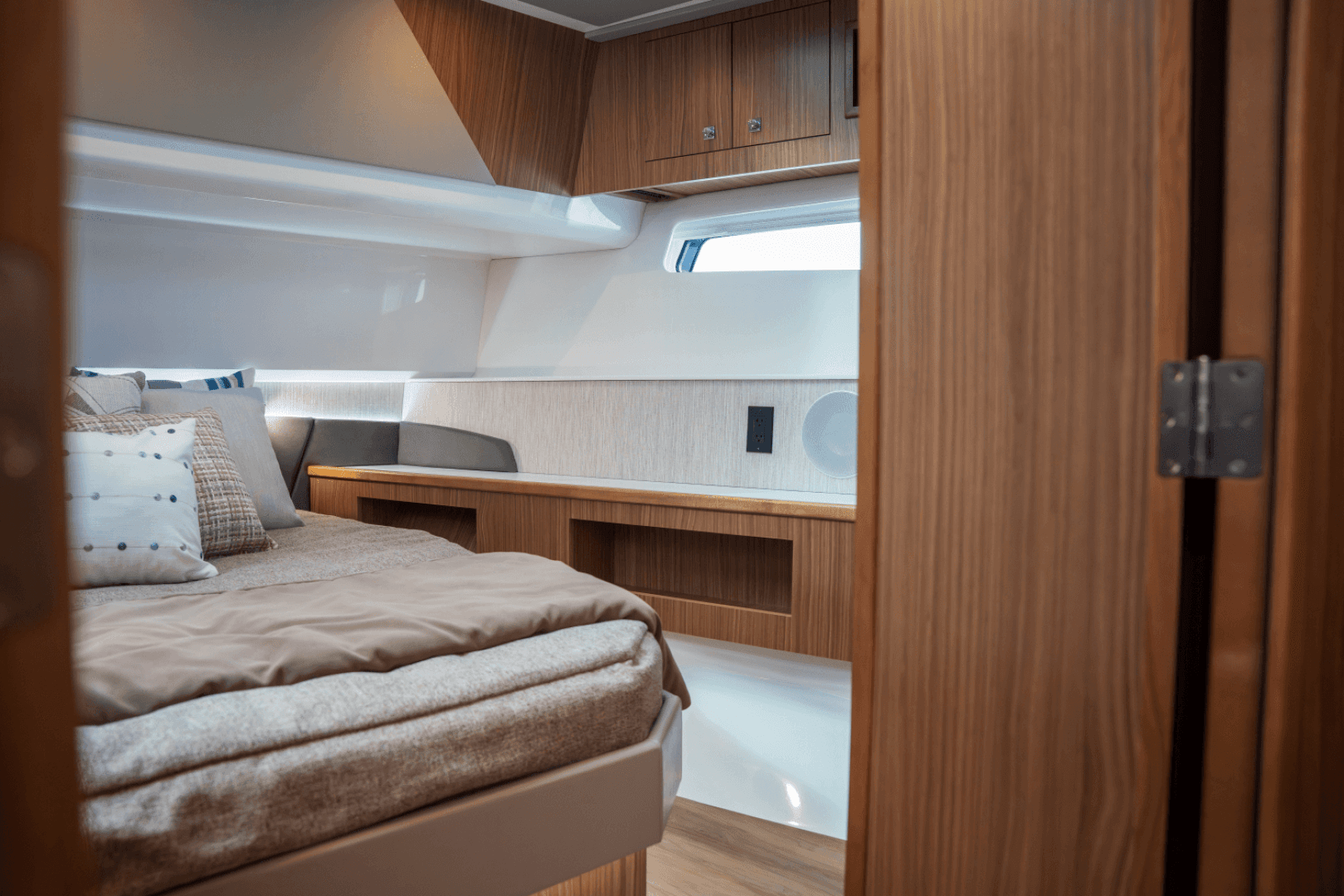 2026 Cruisers Yachts 50GLS OB - Image 37