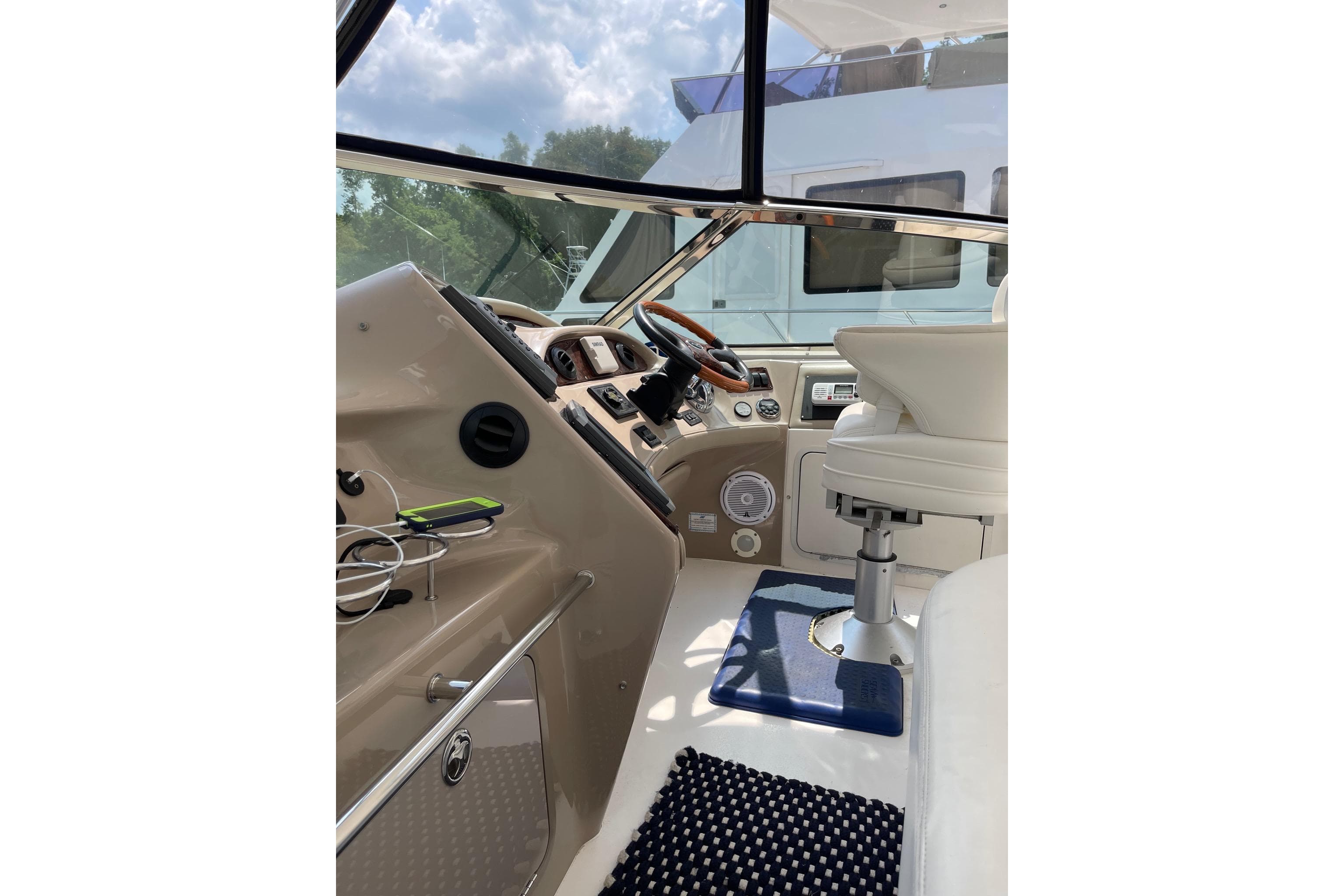 2003 Sea Ray 550 Sundancer helm with modern controls and comfortable seating.