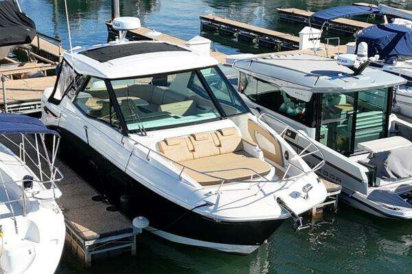 2023 Sea Ray 320 Outboard