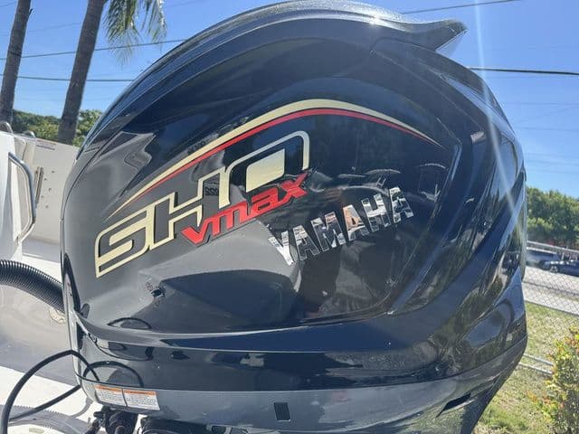 2025 Robalo R222 Center Console - 20