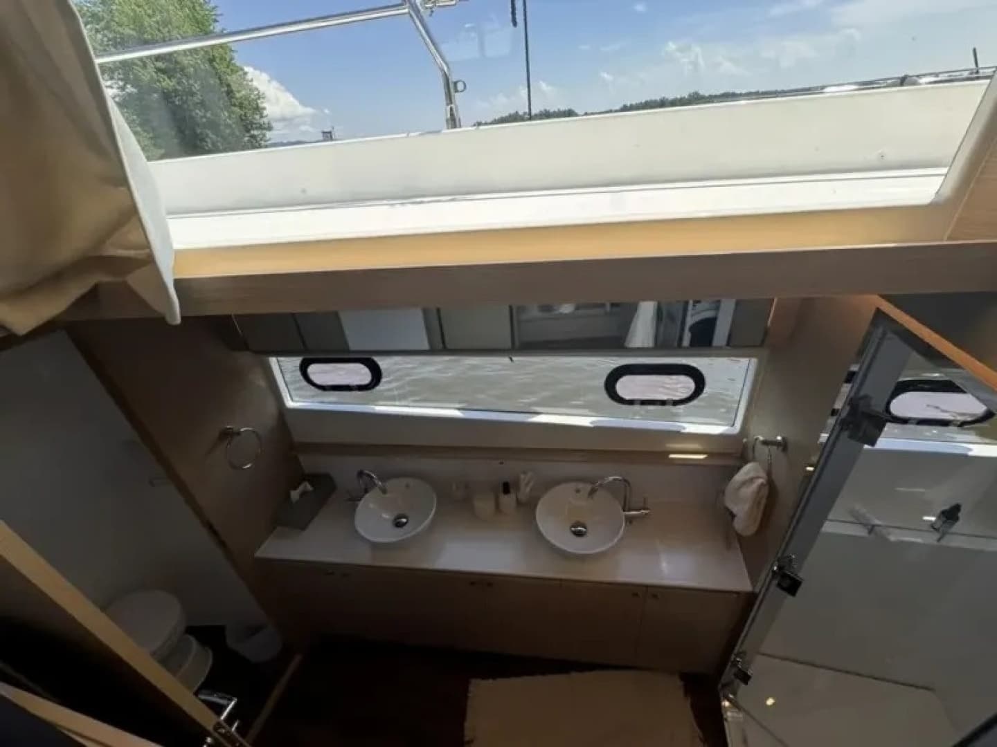 2024 Aquila 54 YACHT - Image 31