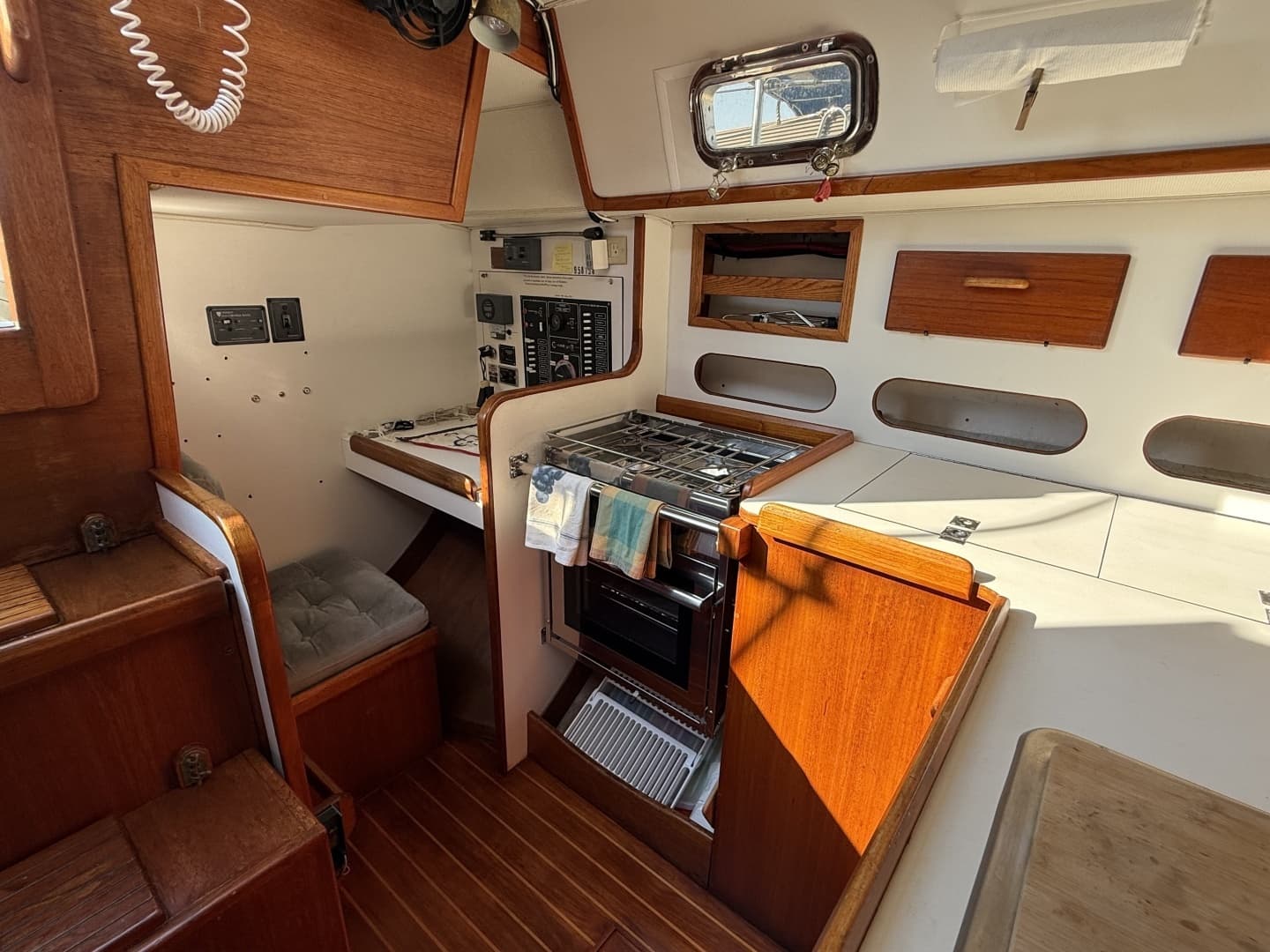 1990 Caliber 38 - Image 6
