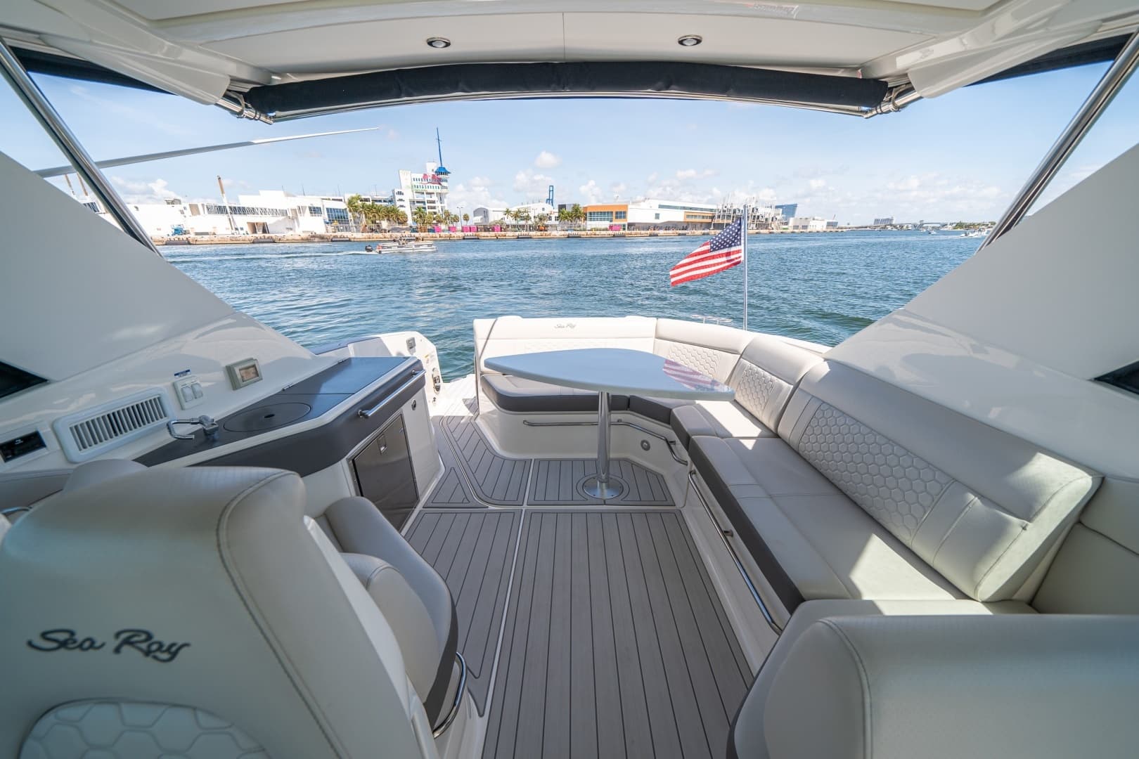 2021 Sea Ray 320 Sundancer - Image 15