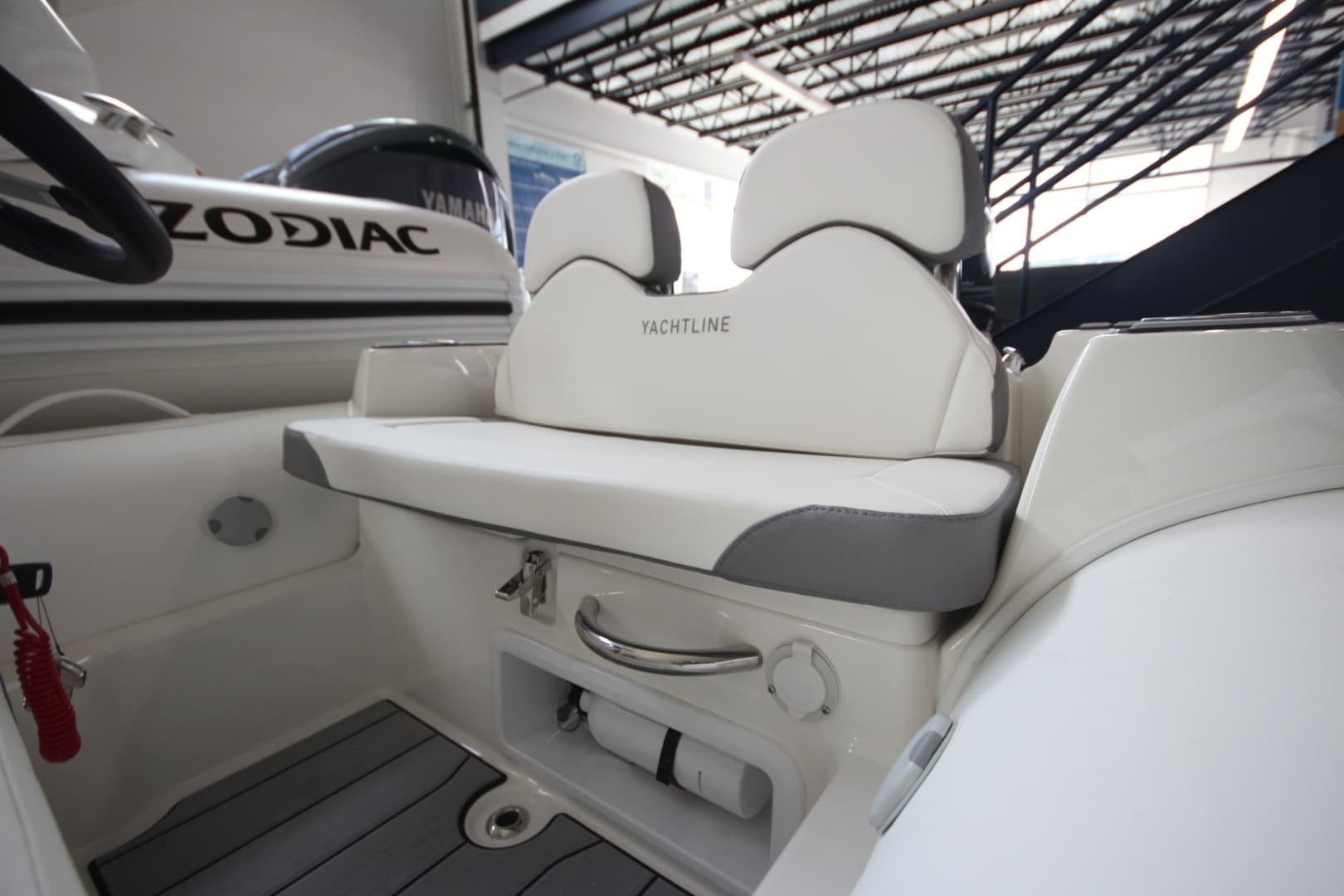 2026 Zodiac Yachtline 360 Deluxe NEO - Image 9
