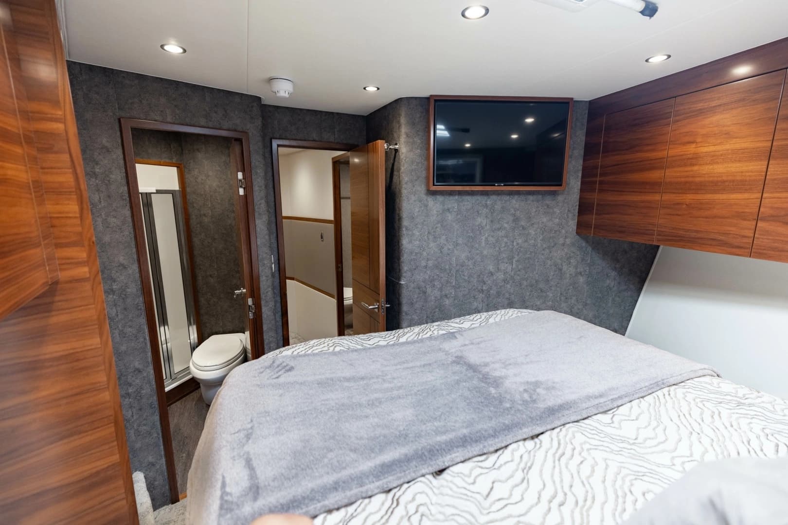 2023 Viking 72 Convertible - Image 48
