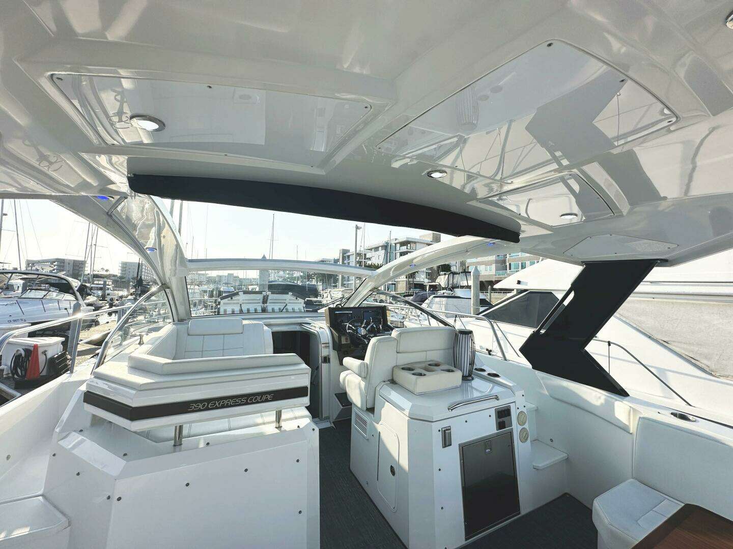 2017 Cruisers Yachts 390 Express Coupe - Image 76