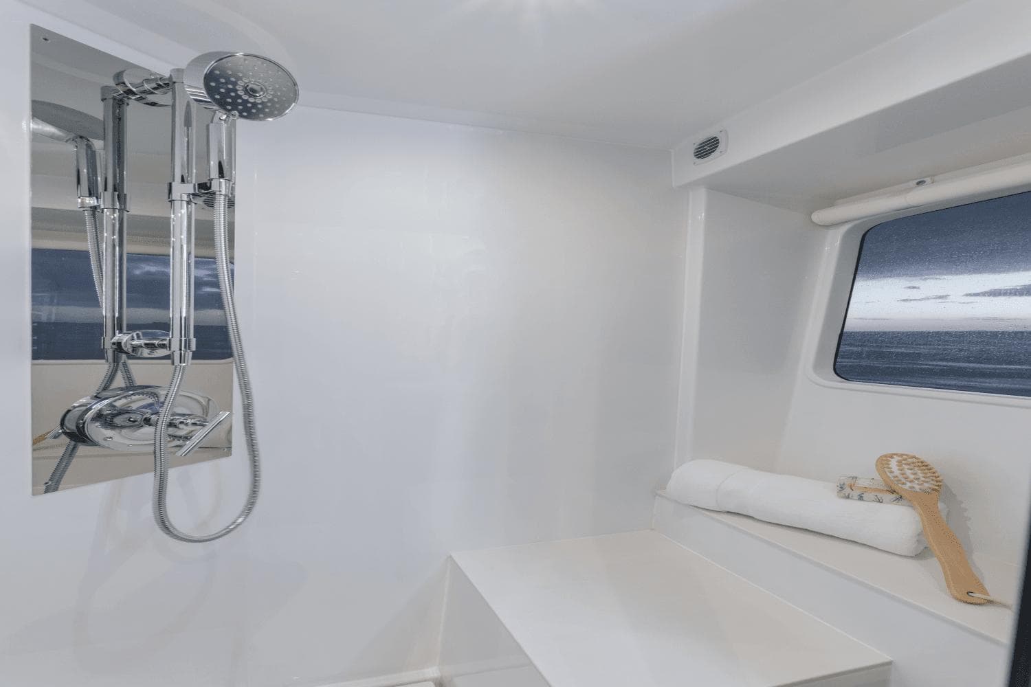 2026 Cruisers Yachts 57 Fly - 72