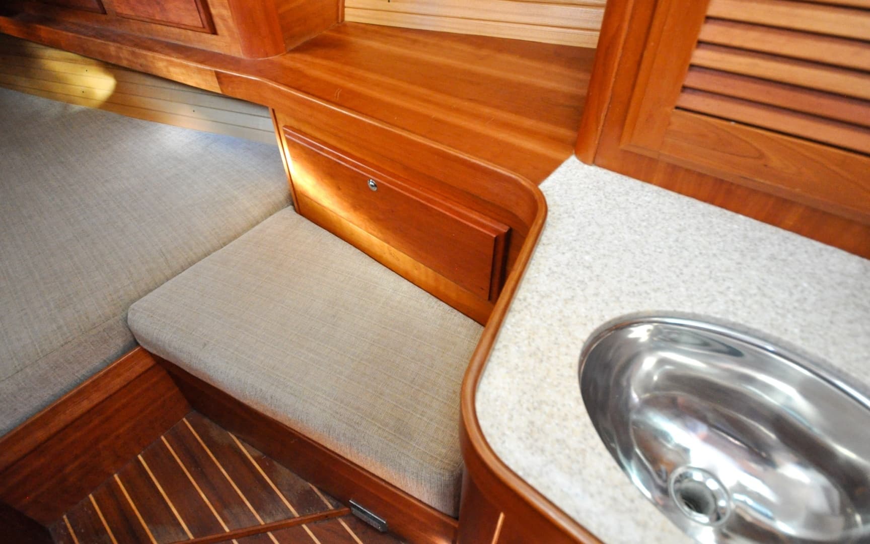 2004 Sabre 426 - Image 104