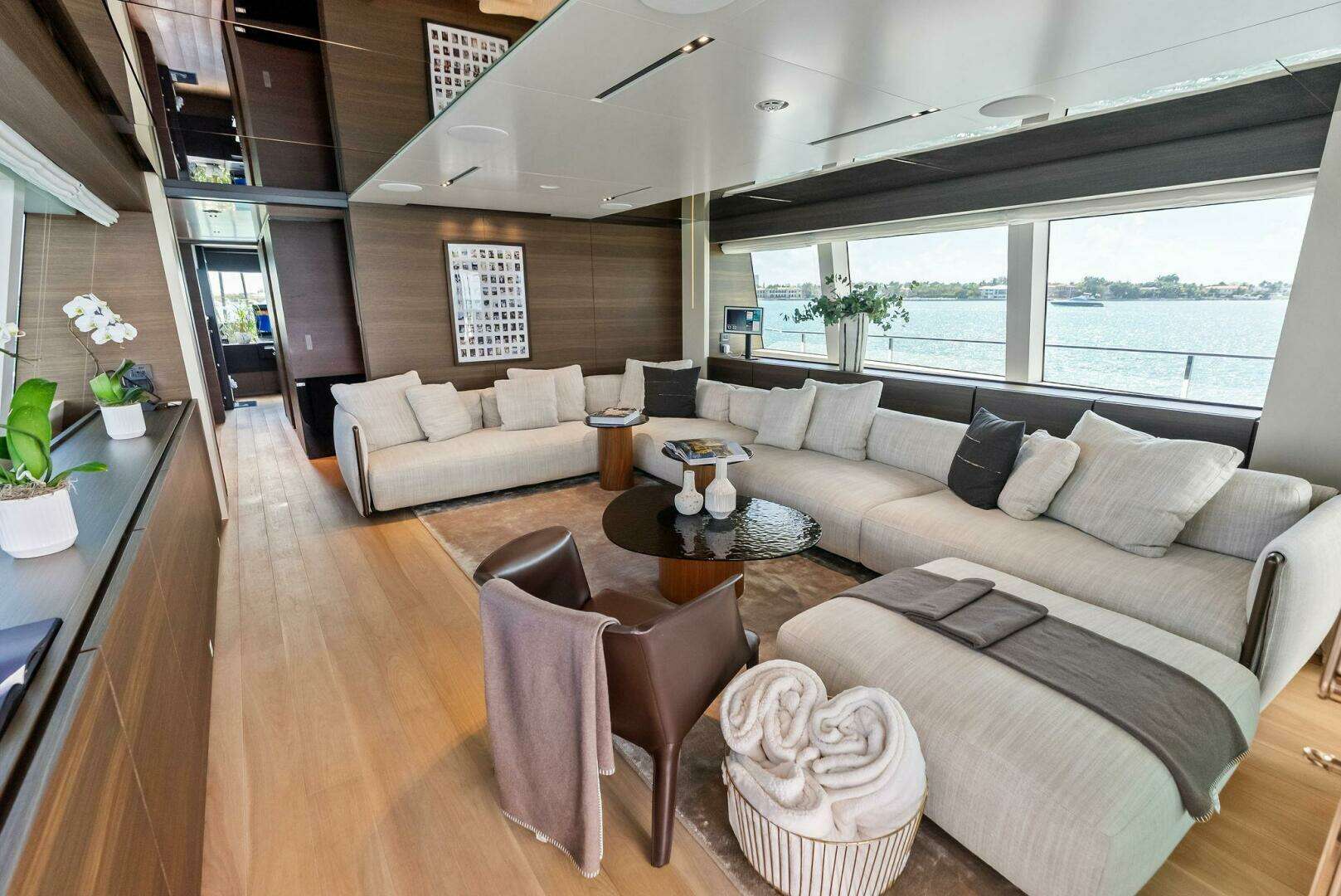 2023 Custom Line 33 Navetta - Image 36