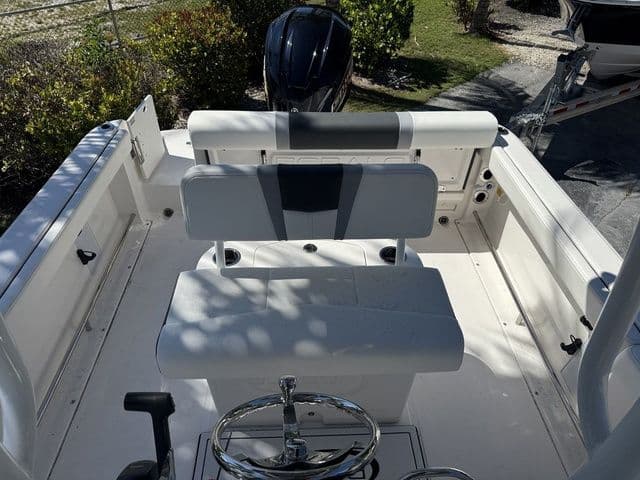 2025 Robalo R222 Center Console - 15