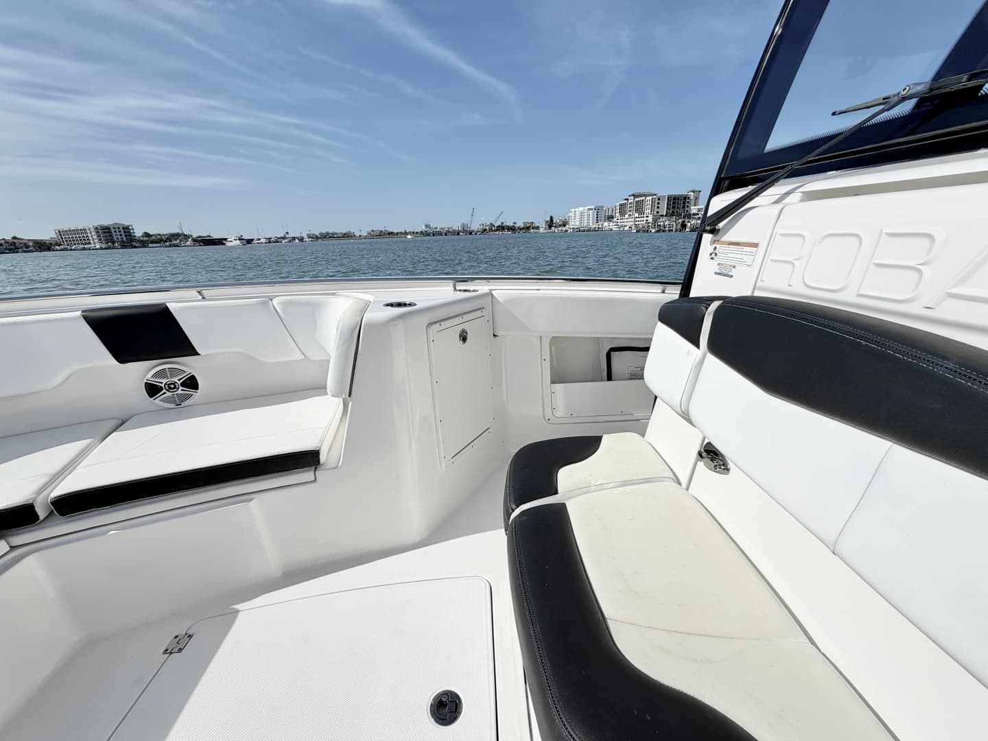 2021 Robalo R302 Center Console - Image 20