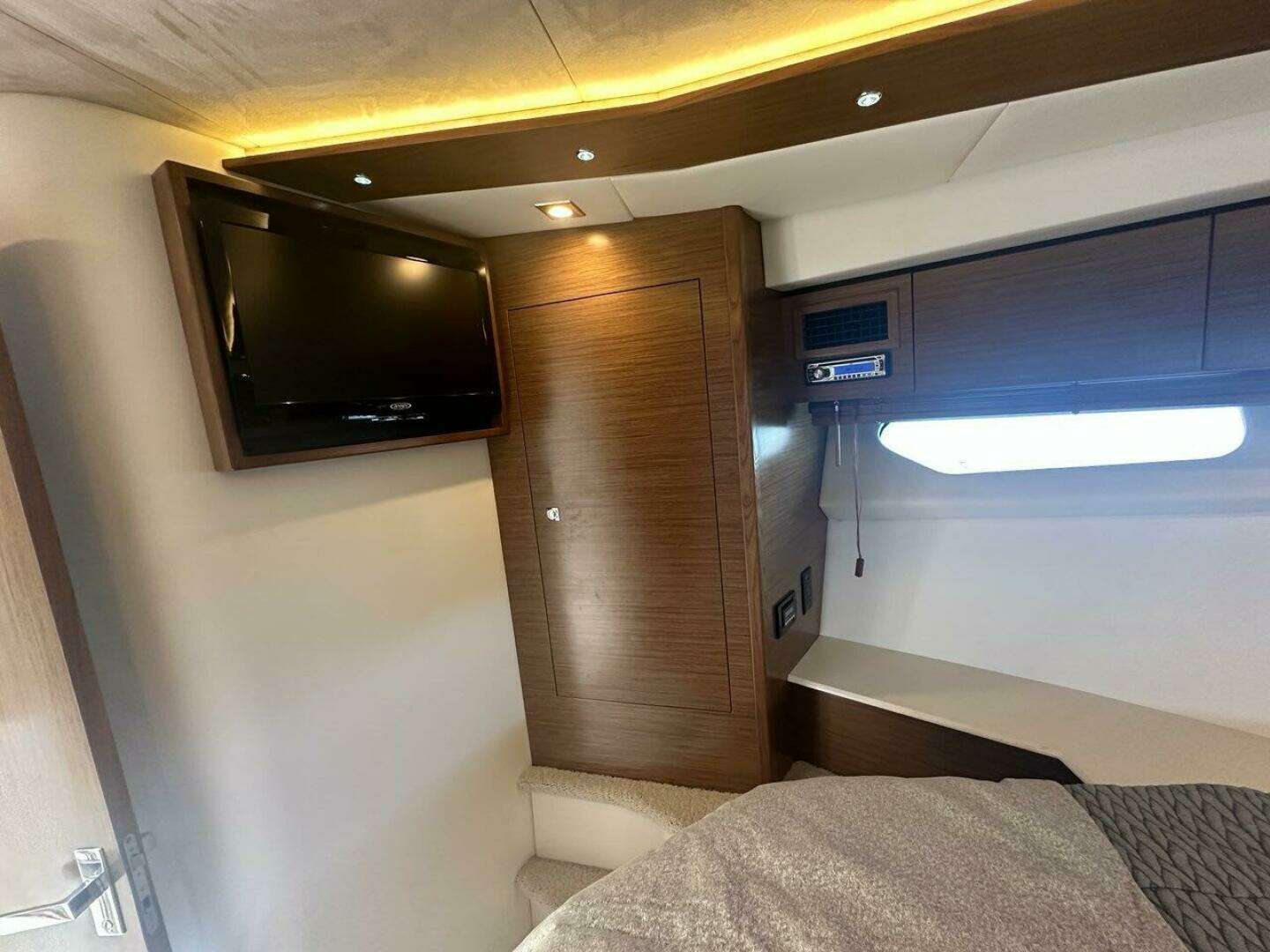 2015 Cruisers Yachts Cantius - Image 42