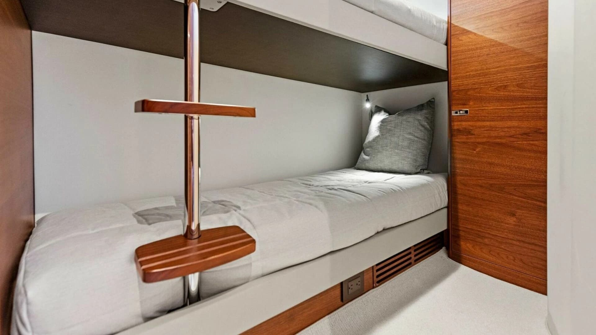 2025 Princess F50 Flybridge - Image 31