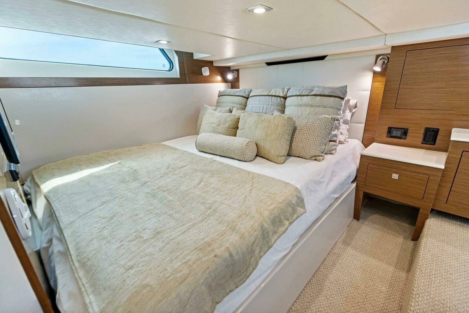 2015 Cruisers Yachts 390 Express Coupe - Image 28