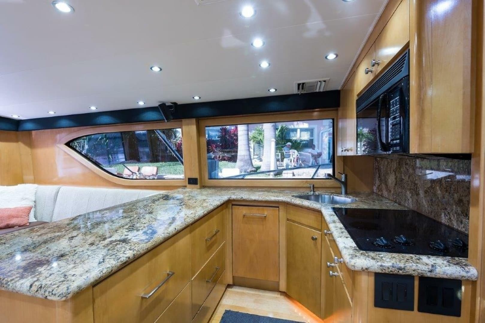 2000 Hatteras 60 Convertible - Image 30