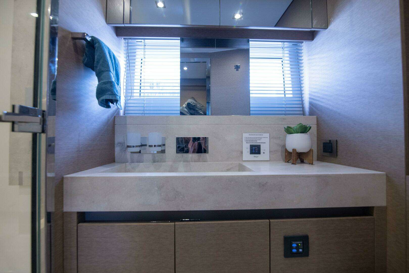 2018 Prestige 680 Flybridge - Image 27