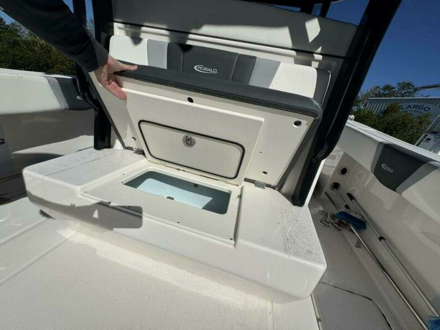 2023 Robalo R270 Center Console - Image 51