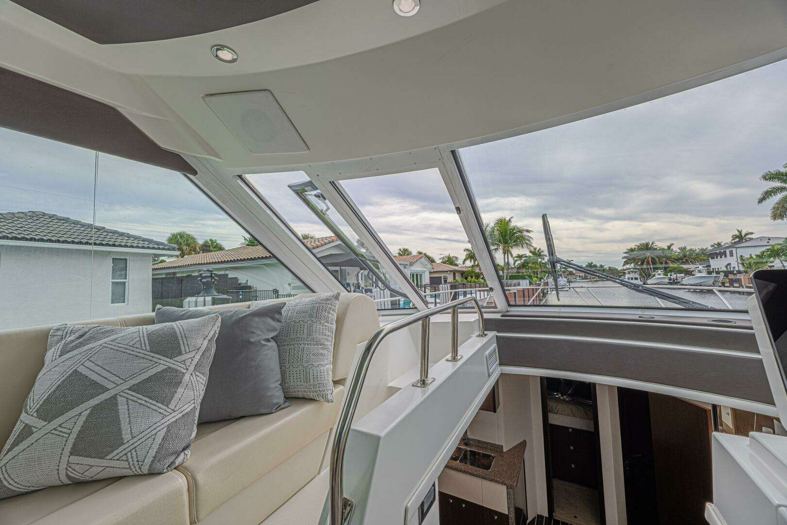 2012 Cruisers Yachts 48 Cantius - Image 22