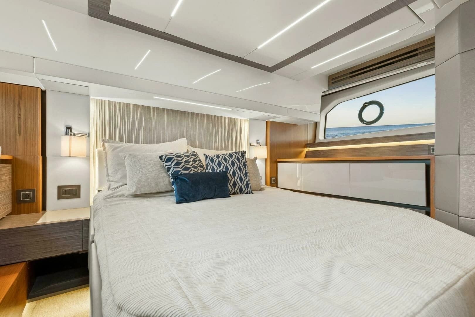 2019 Tiara Yachts C49 Coupe - Image 17