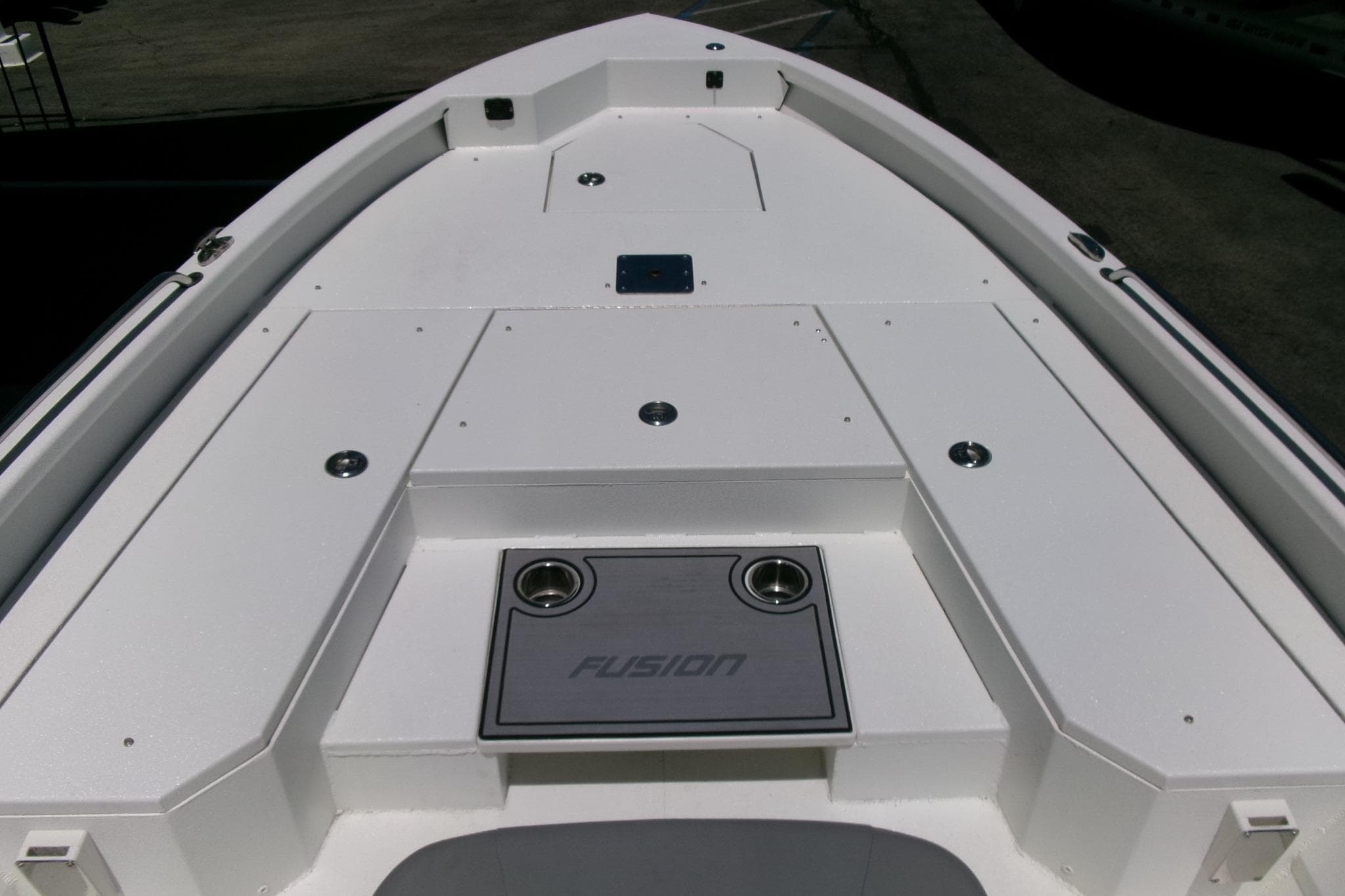 Avid 21 Fusion 2022 boat deck with sleek white design and storage compartments.