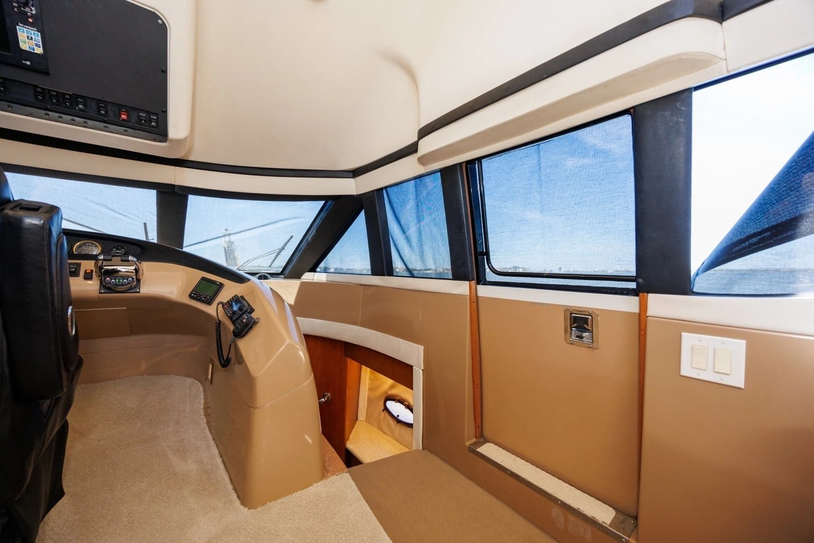 1999 Carver 530 Voyager - Image 12
