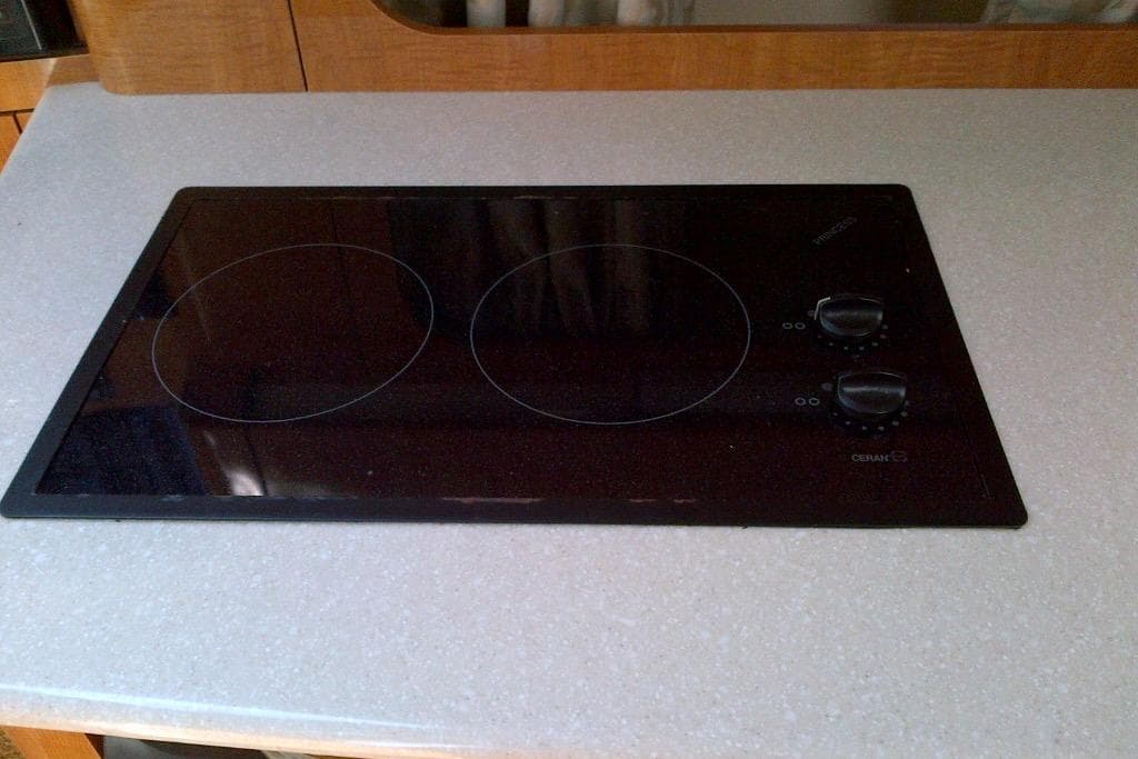 Ceramic cooktop on 2003 Maxum 2900 SCR boat, featuring two burners and control knobs.
