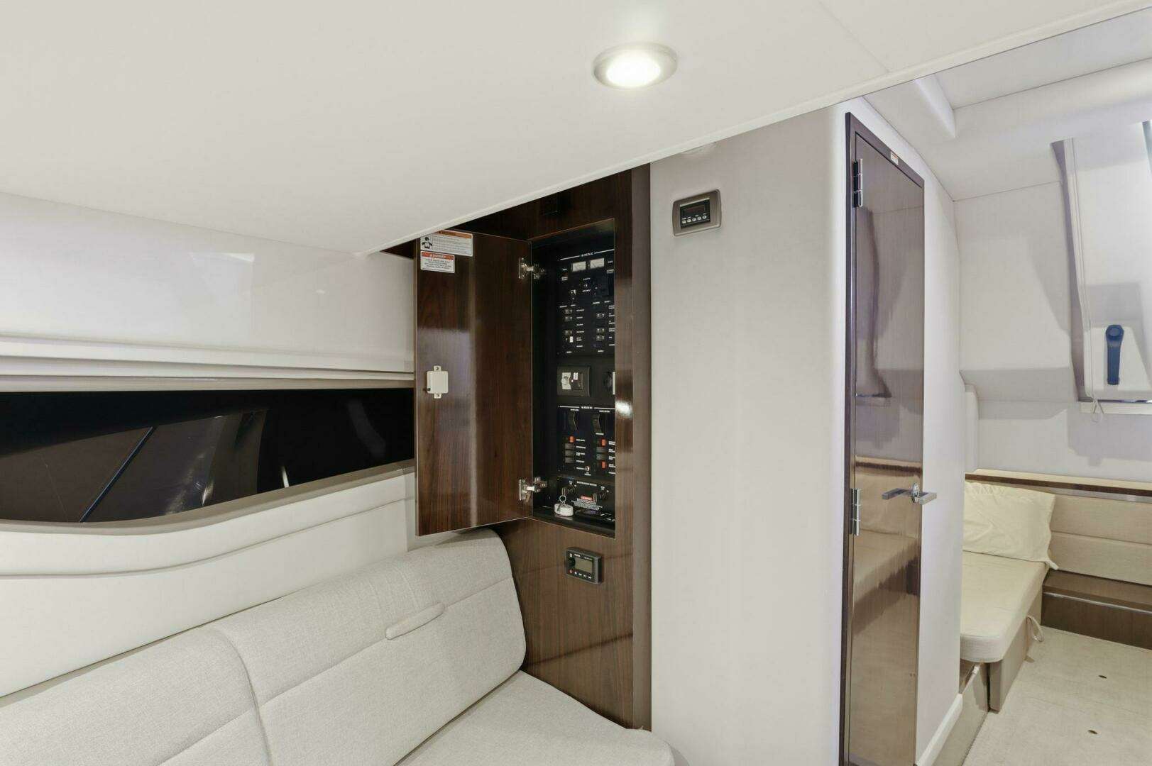 2019 Sea Ray 320 - Image 9