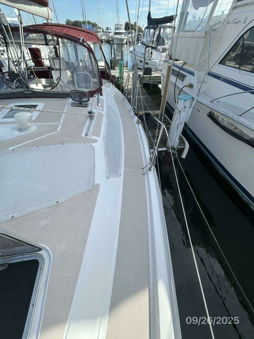 1998 Hunter 376 - Image 12