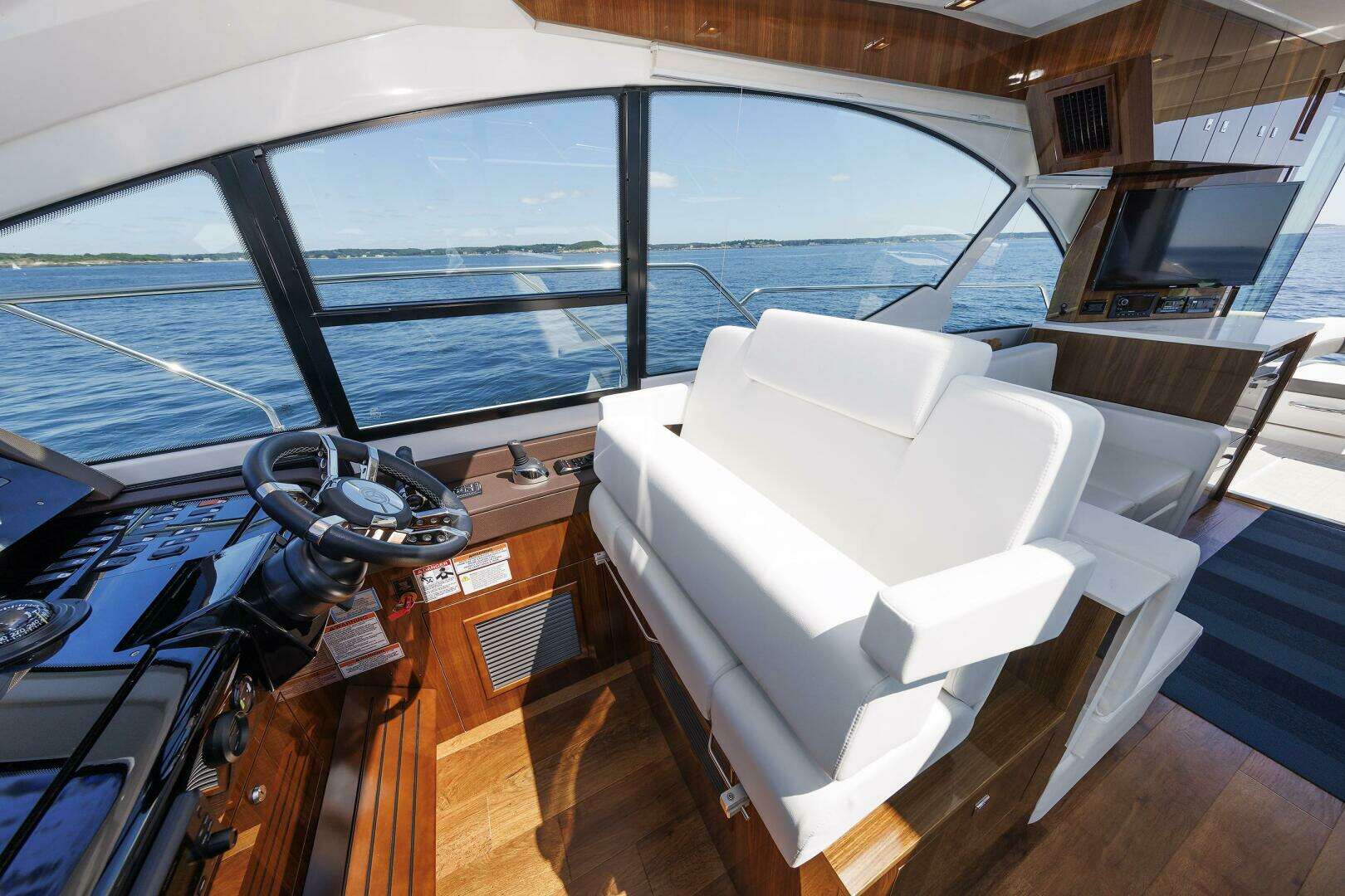 2021 Cruisers Yachts — - Image 28