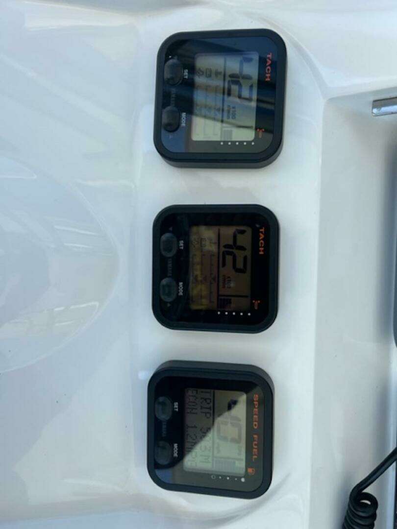 2008 Spectre 34 Center Console - Image 21