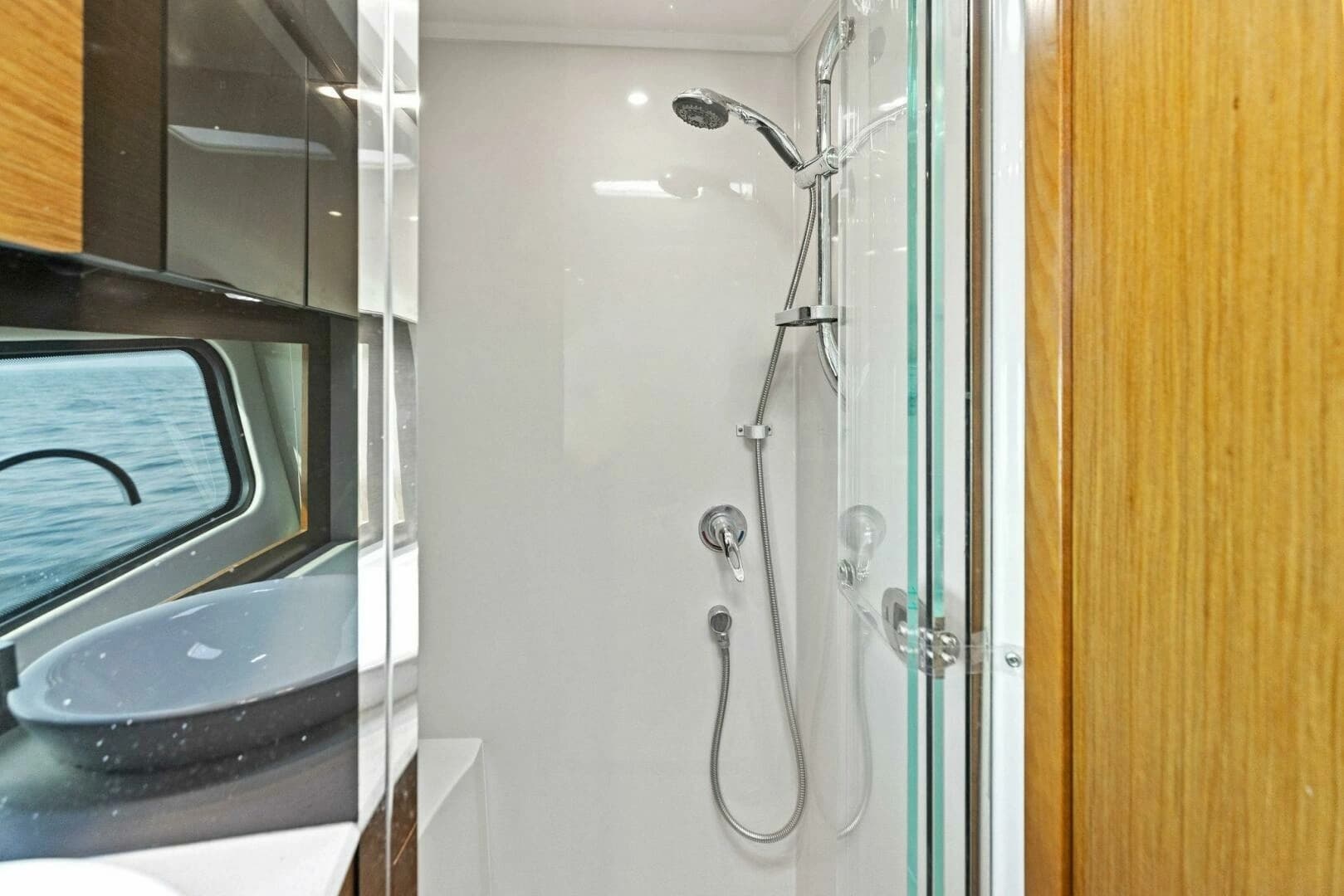 2015 Cruisers Yachts 390 Express Coupe - Image 35