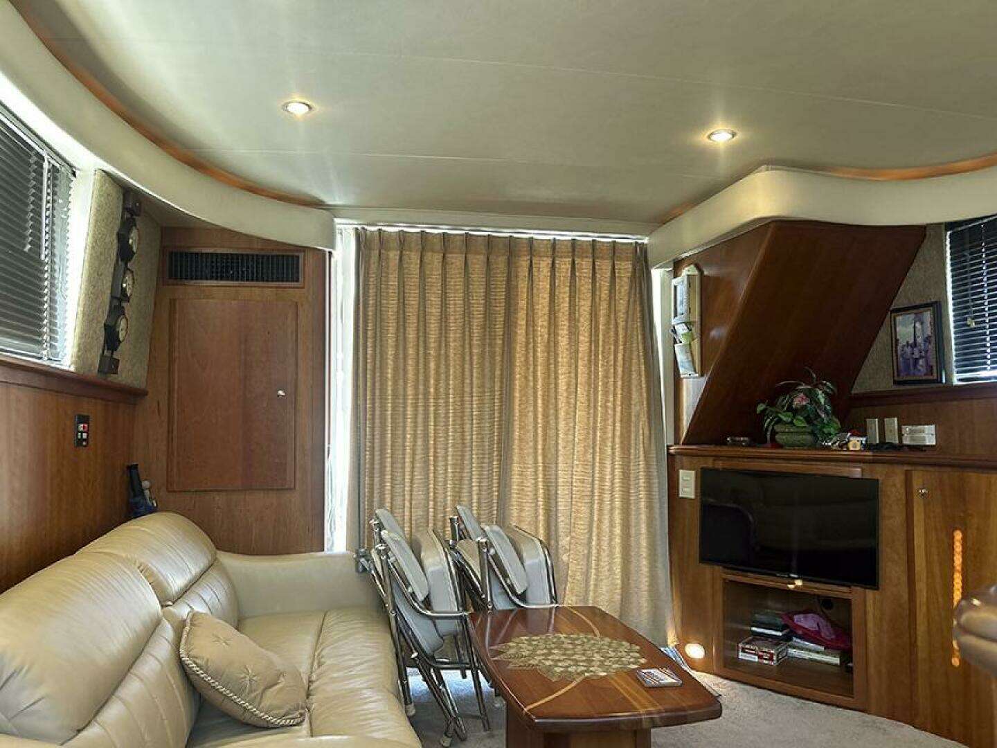 2002 Silverton 42 Convertible - Image 22