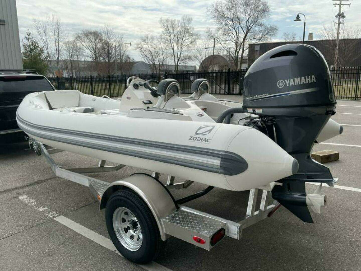 2025 Zodiac Yachtline 490 Deluxe NEO - Image 2