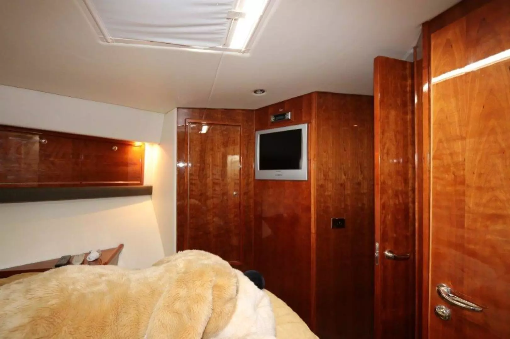 2004 Riviera Enclosed Flybridge - Image 14