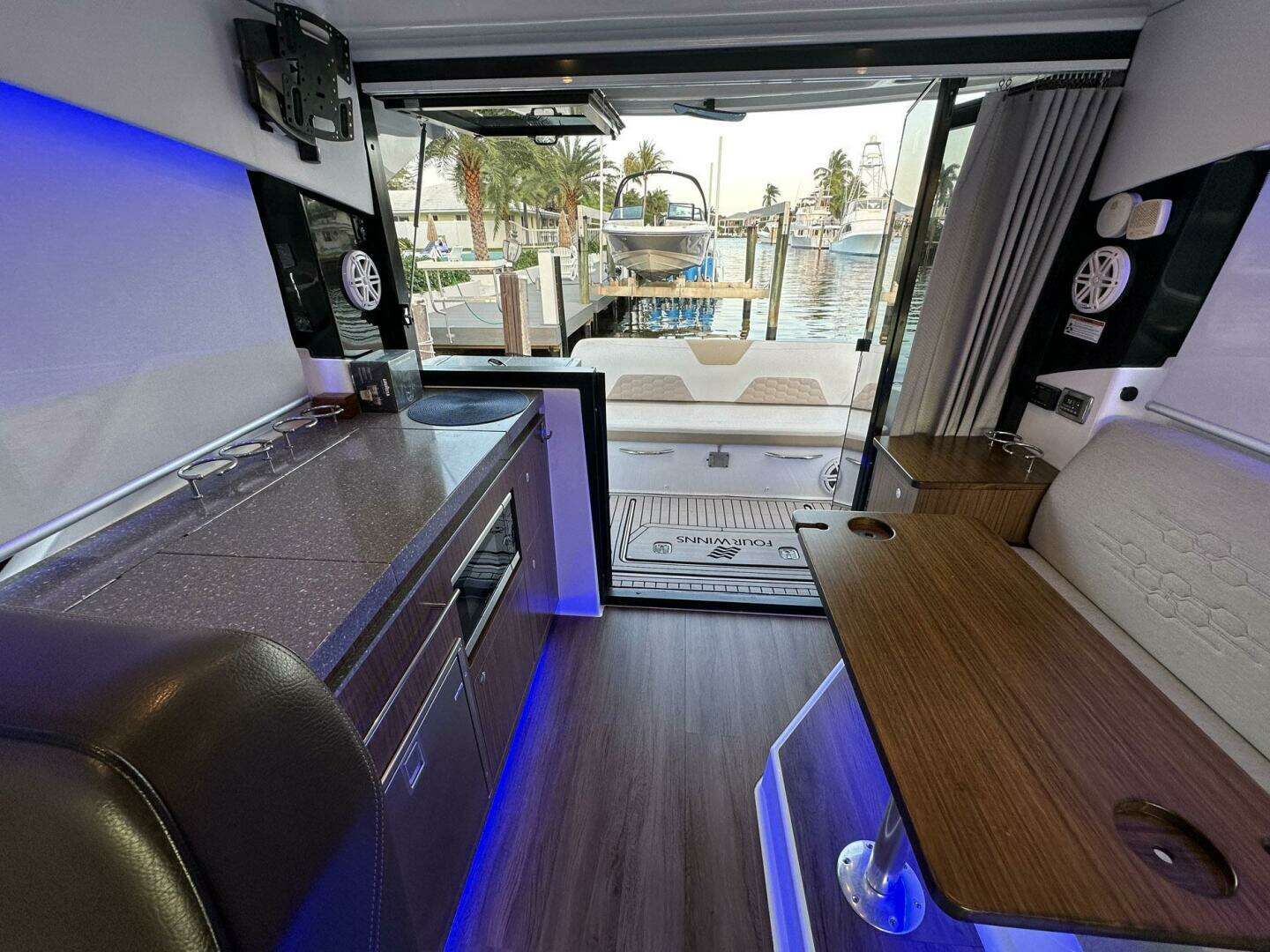 2020 Four Winns Vista 355 Coupe - Image 20