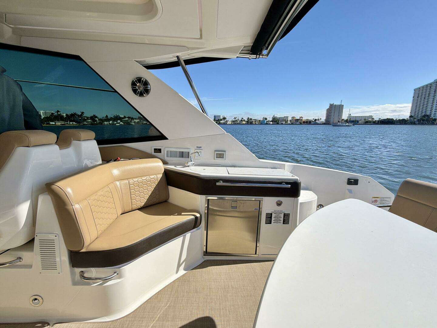 2022 Sea Ray Sundancer 320 - Image 25