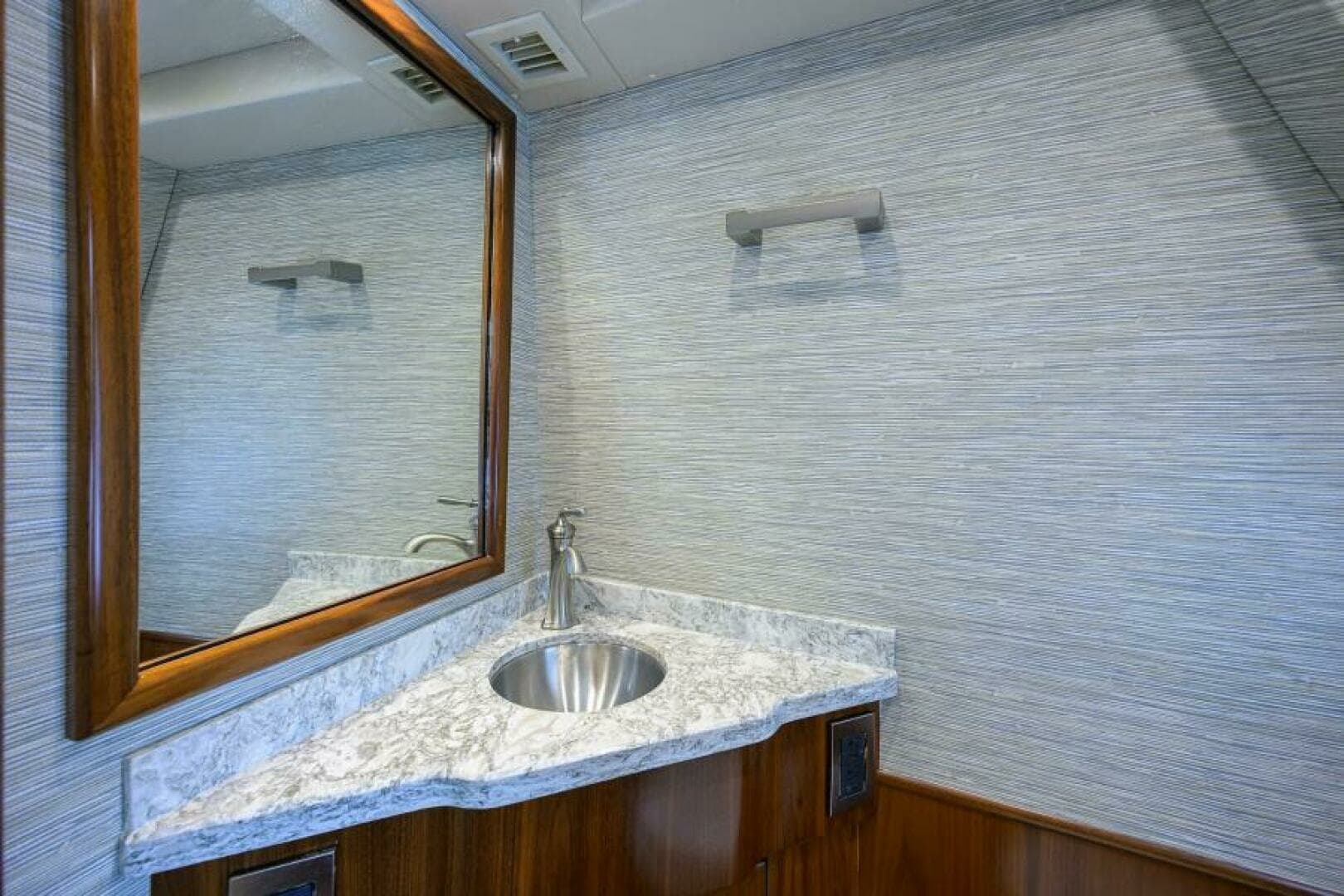 2019 Viking 80 Convertible - Image 24