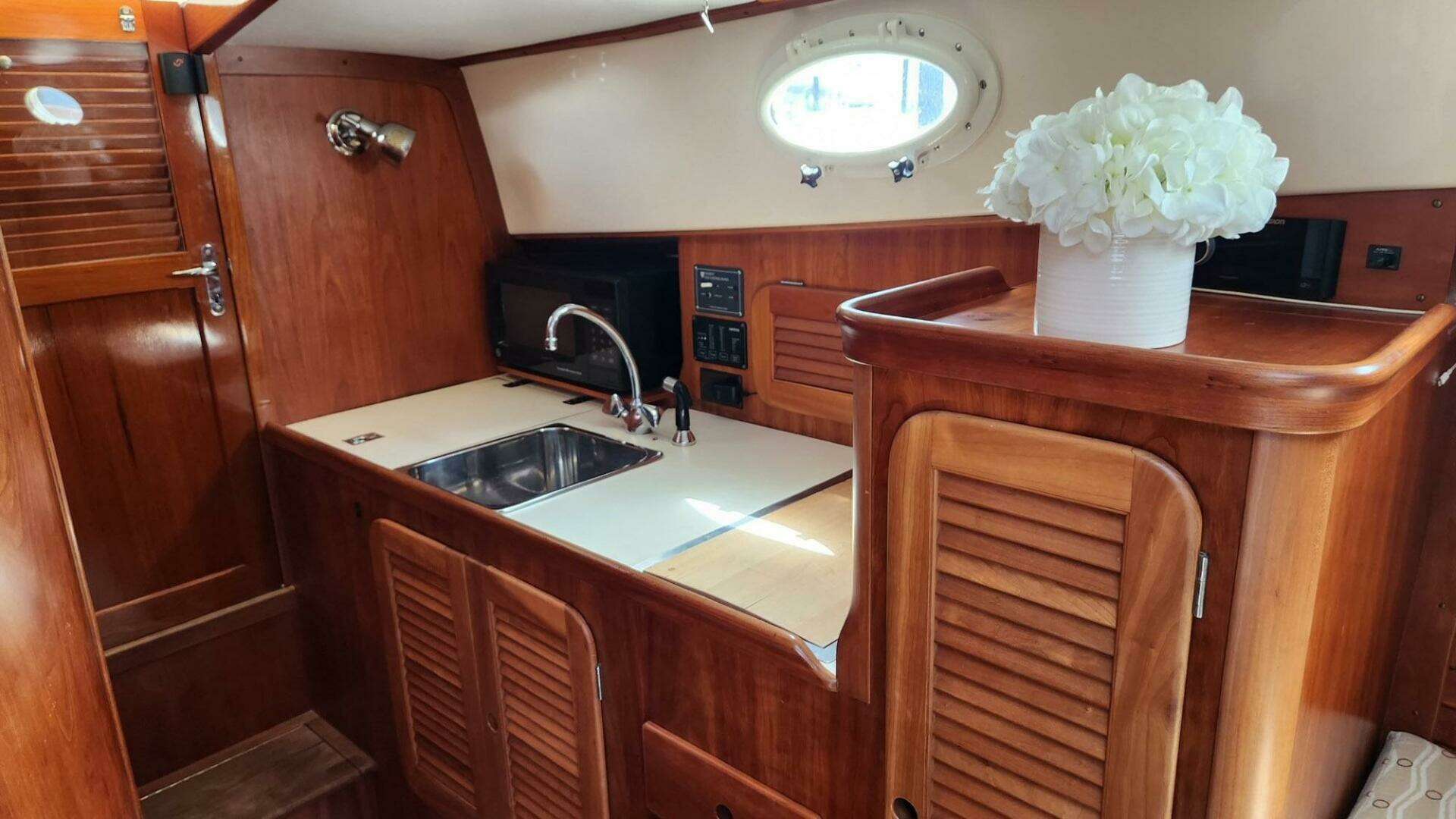 2003 Hinckley Picnic Boat EP - Image 11