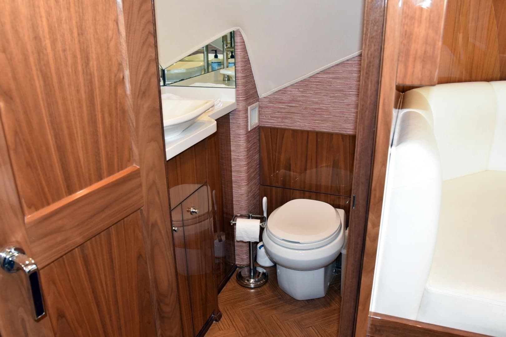 2019 Viking 80 Skybridge - Image 27