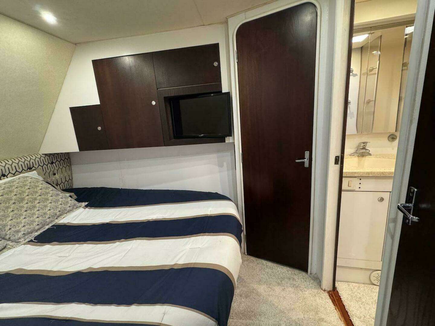 2000 Ocean Yachts 48 Convertible - Image 29