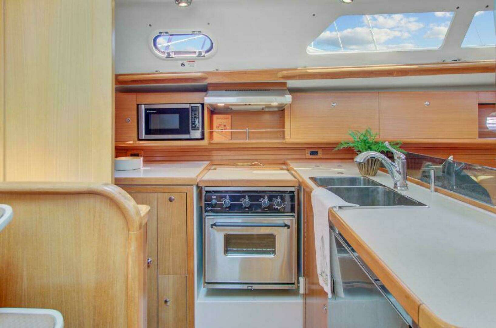 2011 Catalina 445 - Image 37