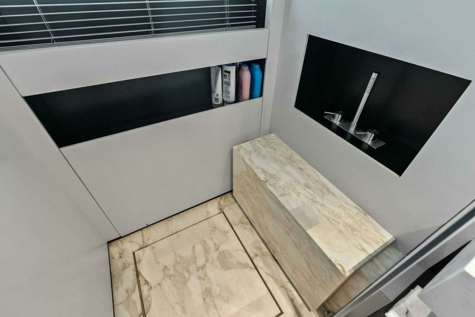 2023 Custom Line 33 Navetta - Image 79