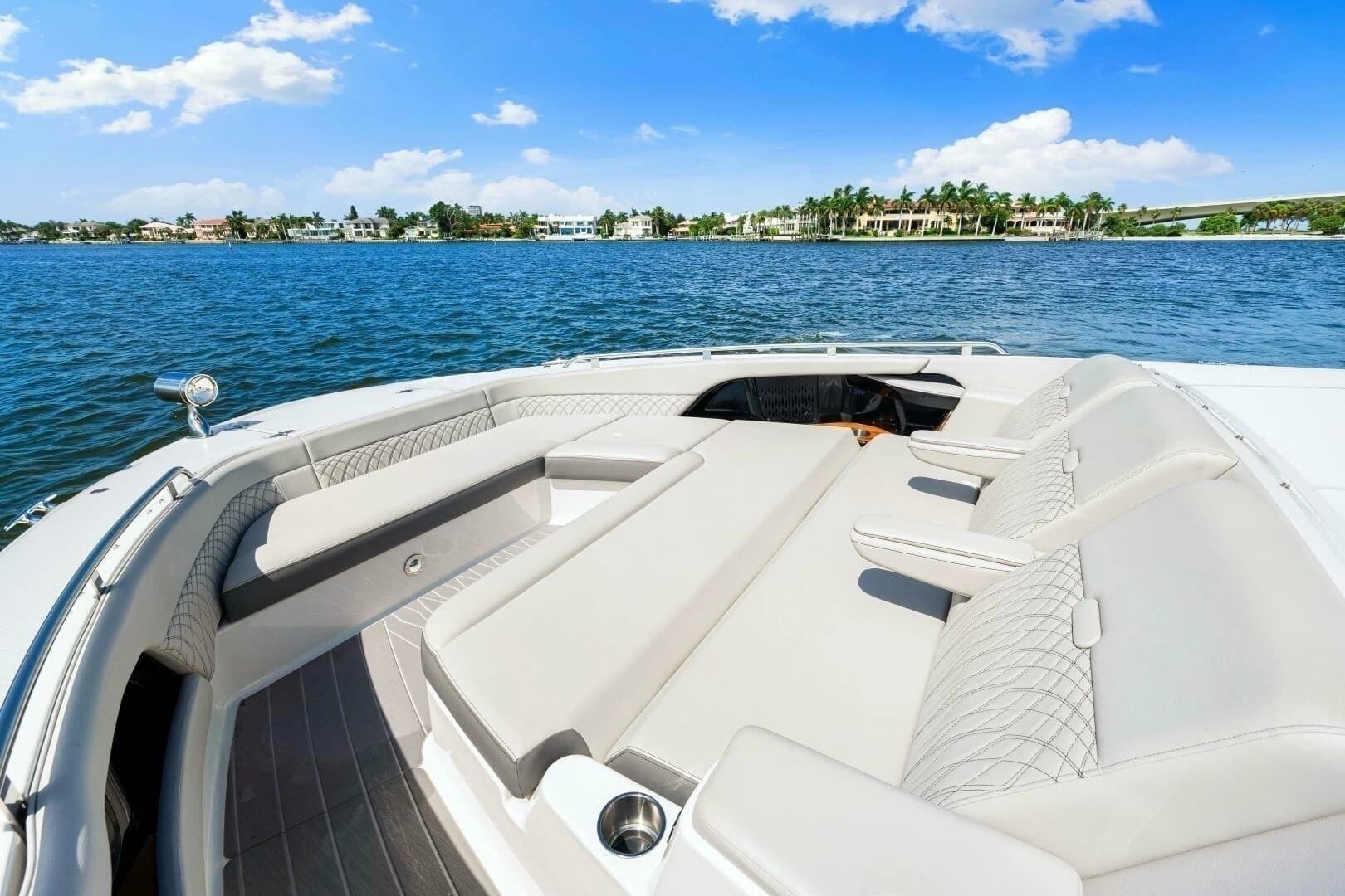 2022 Sea Ray 370 Sundancer - Image 24
