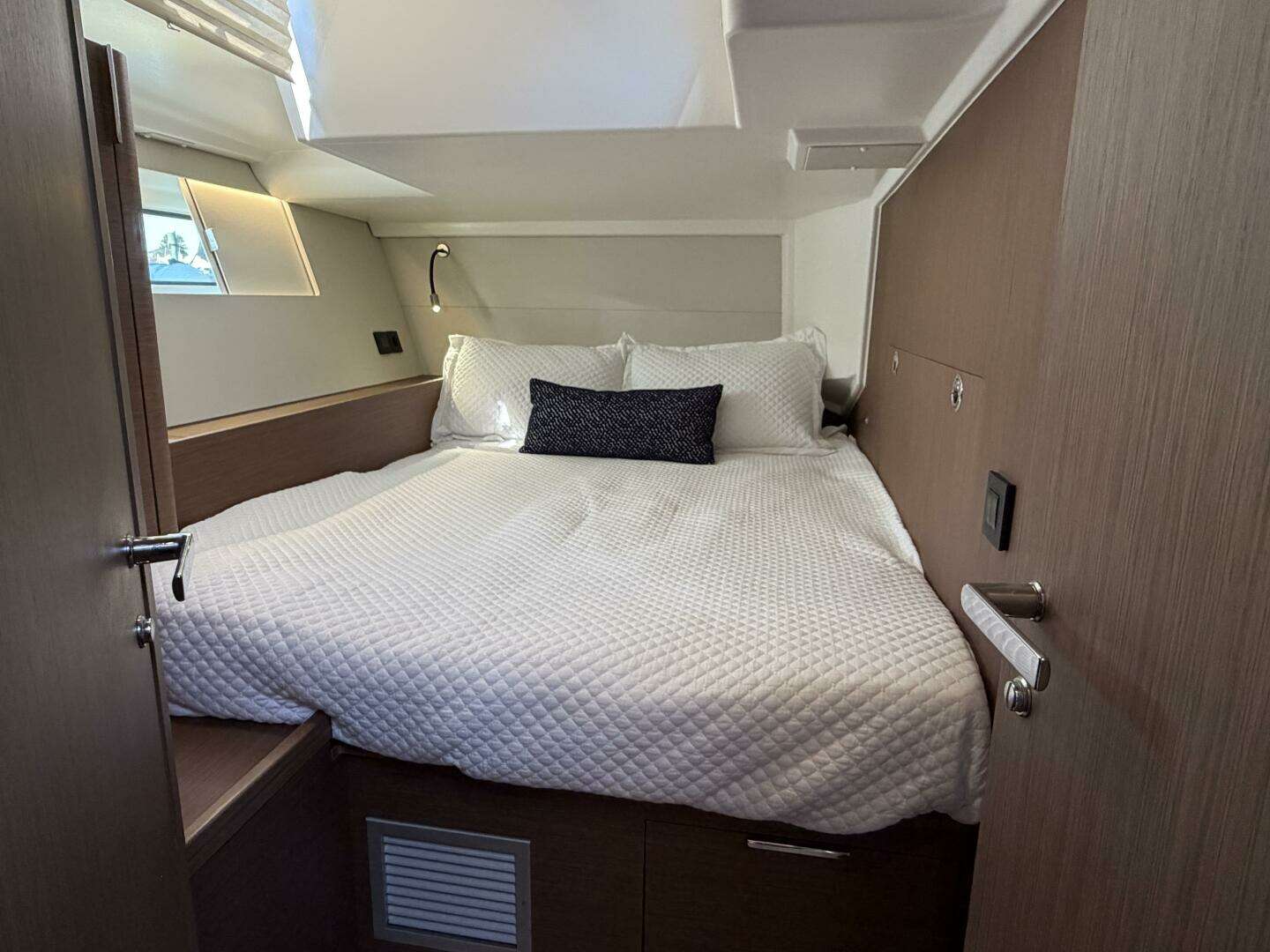 2022 Beneteau Oceanis Yacht - Image 26