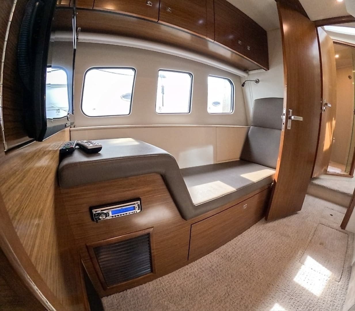 2016 Cruisers Yachts Cantius - Image 27