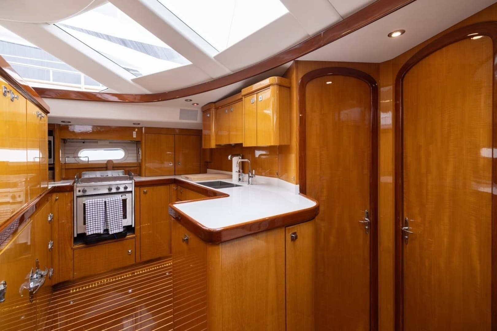 1999 Admiral Marine Center Cockpit - Image 9