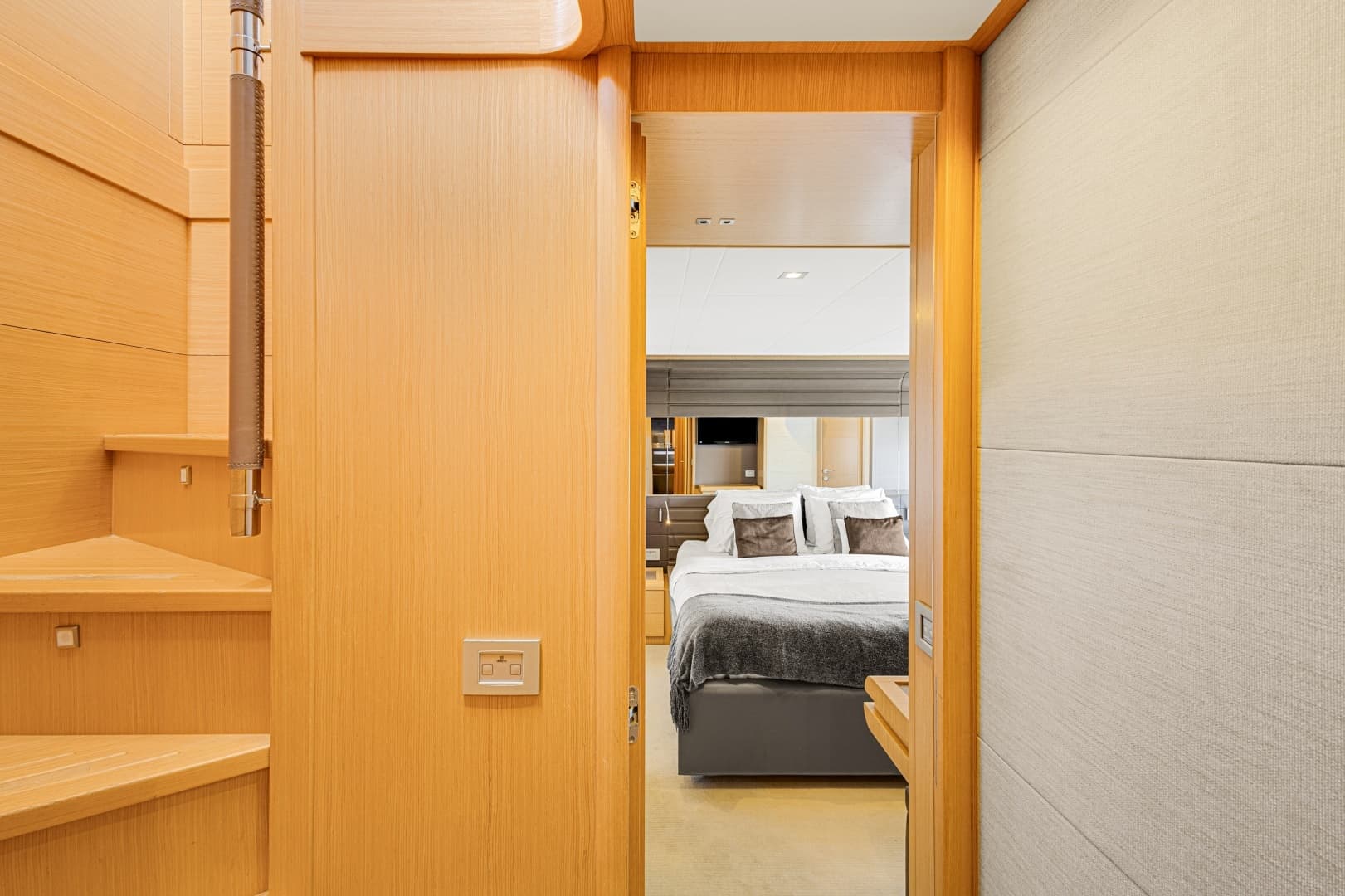 2013 Ferretti Yachts F800 - Image 44