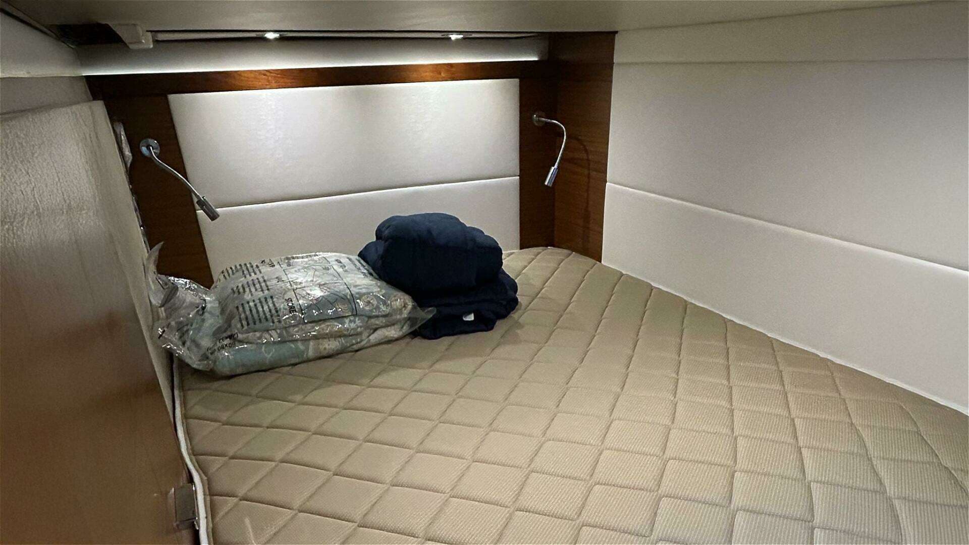 2017 Tiara Yachts C39 Coupe - Image 17