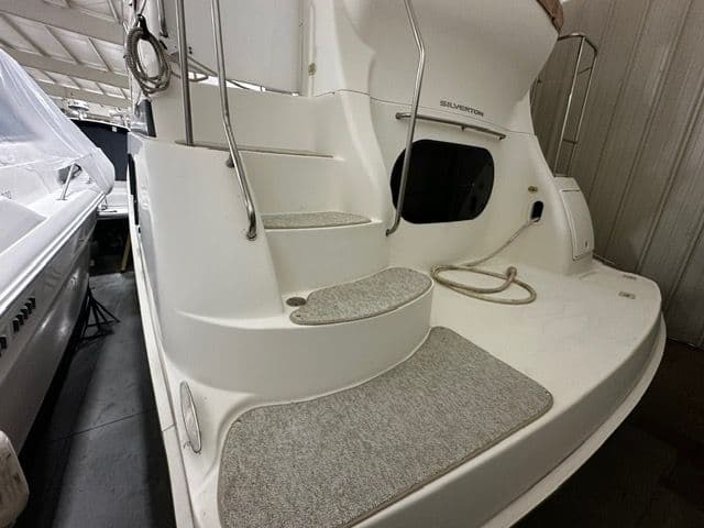 2002 Silverton 39 Motor Yacht with steps and carpeted flooring.