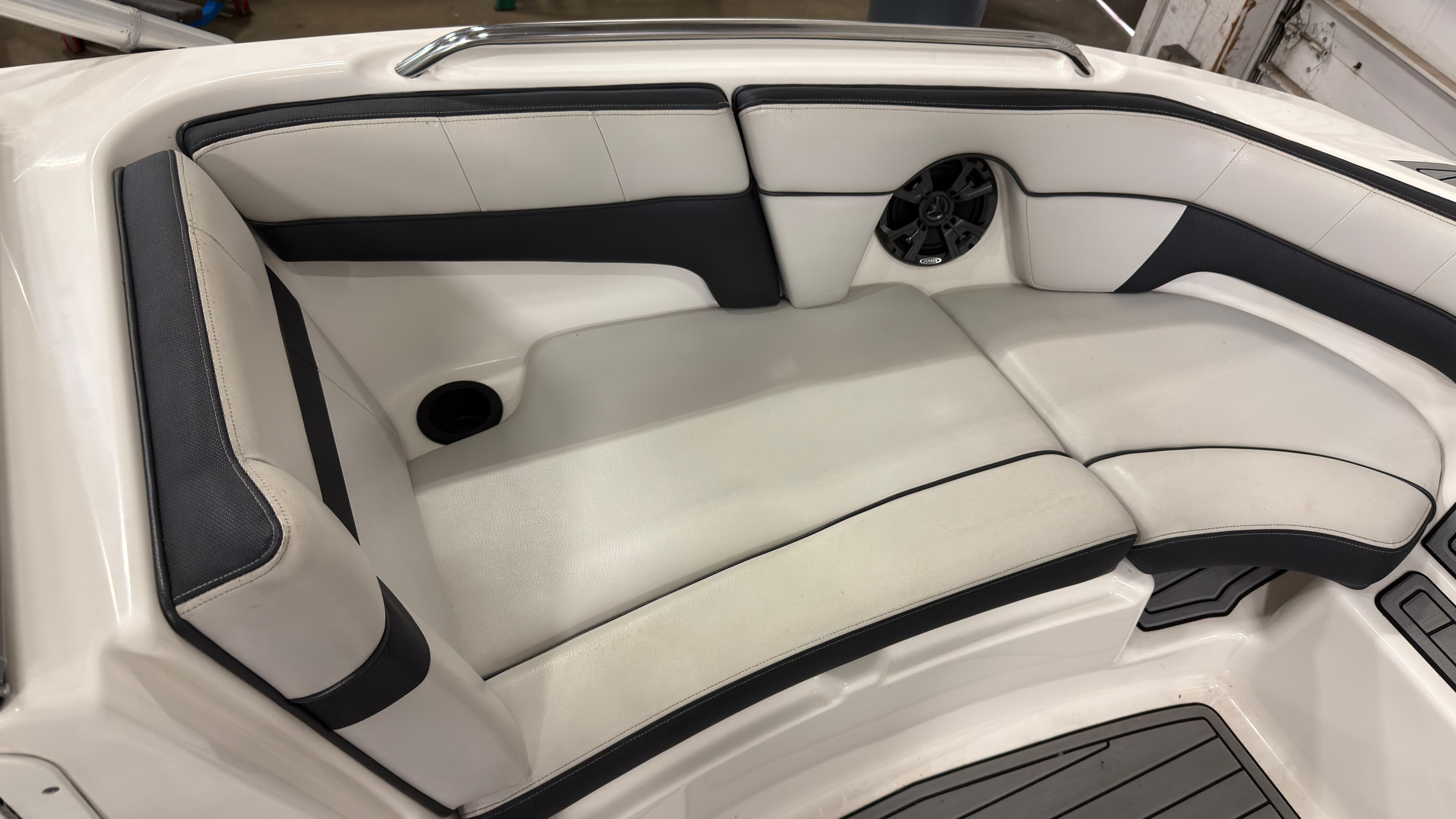 2015 Yamaha Boats AR210 - 23